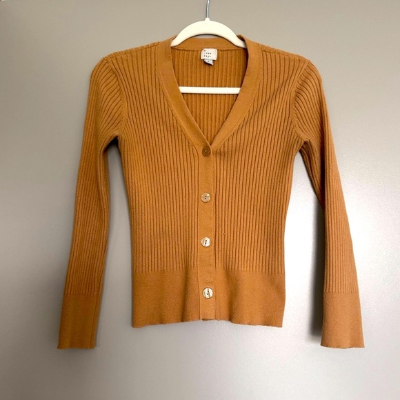 Camel Ribbed V-Neck Cardigan 🤎 - Picture 2 of 6
